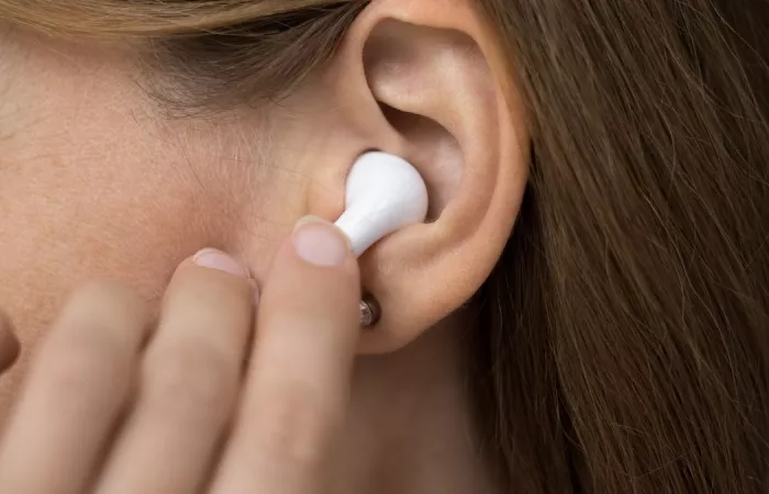 Auricolari: rischi per l’udito e consigli degli audiologi