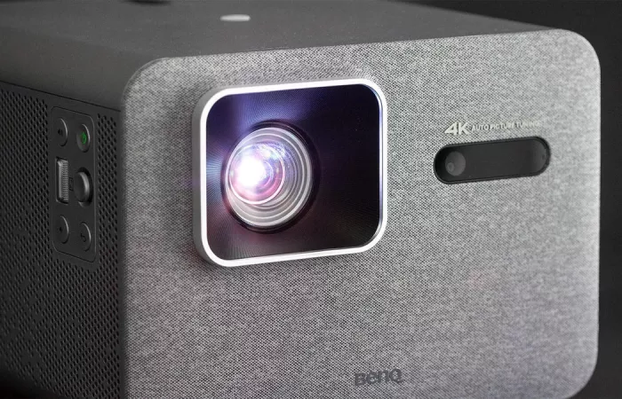 BenQ TK705STi: il proiettore short-throw ideale per piccoli spazi