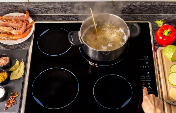 Induction: perché la nuova frontiera dei piani cottura supera il gas