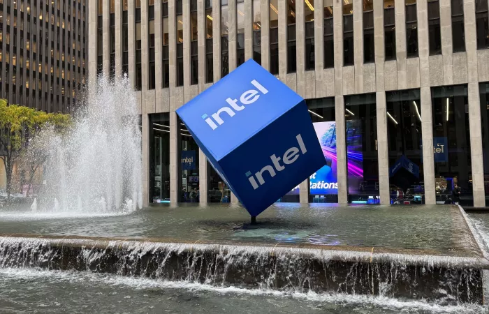 Intel supera i 300 miliardi di capitalizzazione grazie a AI e partnership TeraFab