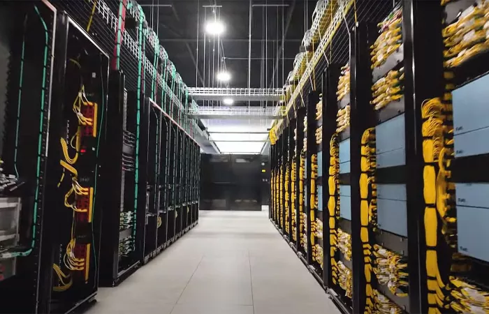 Attacchi iraniani ai data center di Oracle e Amazon nel Golfo, smentite e conferme