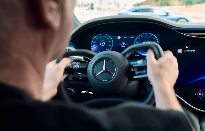 Mercedes rivoluziona la guida con il primo steer-by-wire su EQS