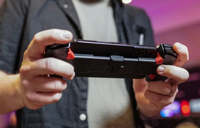 Prime immagini per la console portatile da gaming OnePlus