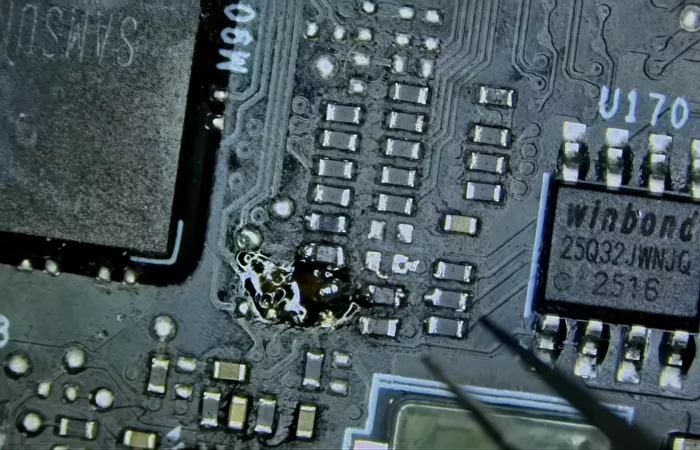 RTX 5090 Lightning Z da 5.000 dollari danneggiata da un principiante dell’overclocking