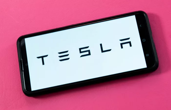 Tesla avvia la produzione di Cybercab, ma la crescita sarà lenta