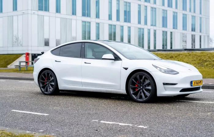 Tesla aggiorna FSD v14.3: tempi di reazione ridotti e AI potenziata