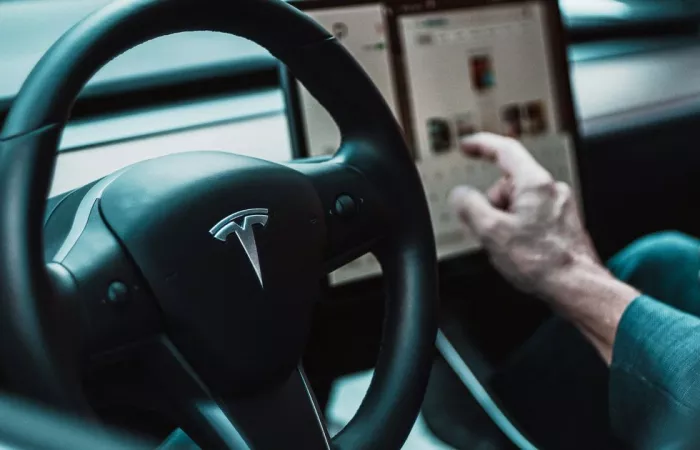 Tesla annuncia FSD V14 Lite per HW3, ma l’attesa sarà lunga