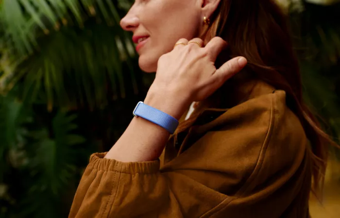 Google presenta Fitbit Air: il wearable senza schermo con Google Health