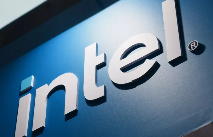 Intel e SK hynix testano il packaging EMIB per l'integrazione di HBM