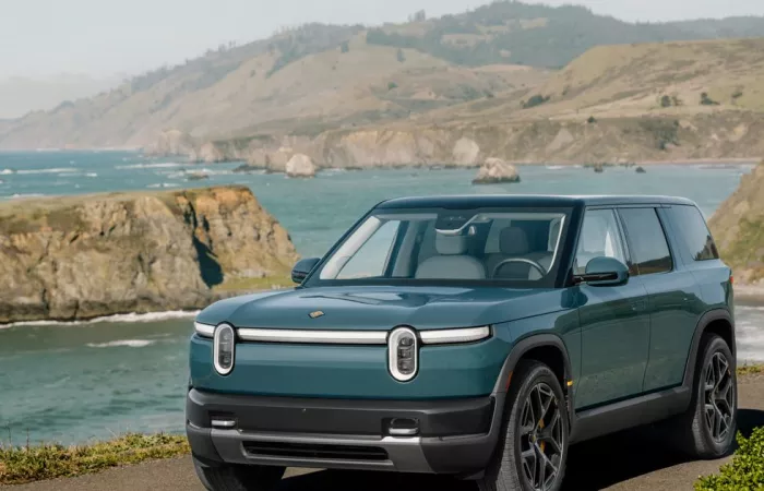 Rivian punta sull'intelligenza artificiale per superare Apple CarPlay
