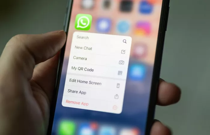 WhatsApp adotta il nuovo look Liquid Glass su iOS 26