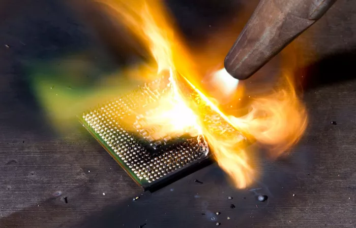 Delidding estremo: Xeon Silver 4110 smontato con coltello e fiamma ossidrica