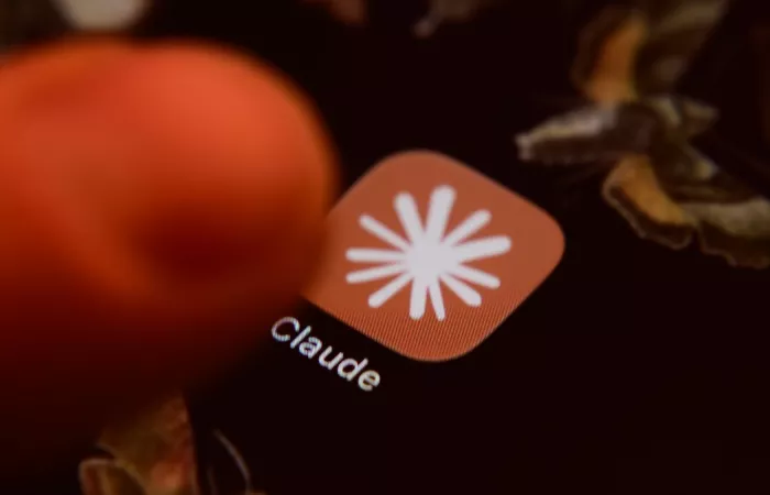 Anthropic accusa Alibaba: utilizzo illecito di Claude per addestrare modelli AI