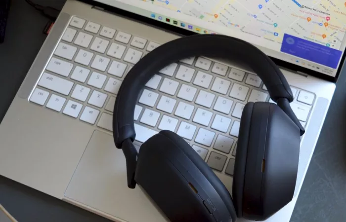 Sony WH-1000XM5, le cuffie noise-cancelling restano un punto di riferimento