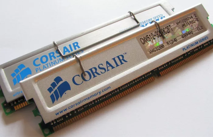 Windows 11 funziona stabilmente su hardware DDR1: la sfida di un appassionato