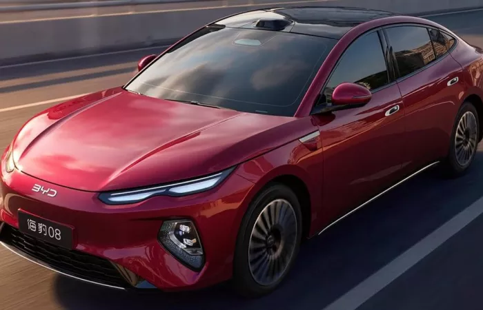 BYD Seal 08, la berlina elettrica che sfida Tesla Model 3