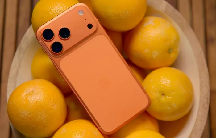 Un iPhone 17 Pro Max nella capsula del tempo: simbolo di un'era destinata all'obsolescenza