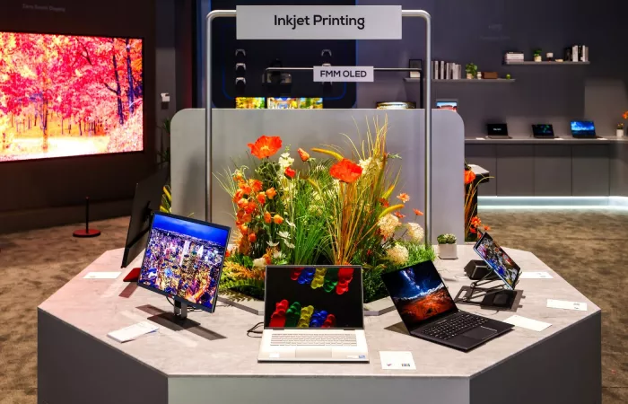 Lenovo presenta il primo laptop al mondo con display OLED inkjet