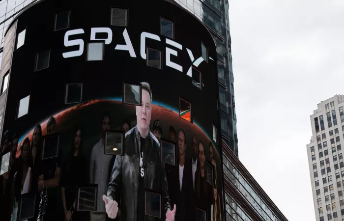 Elon Musk smentisce lo sviluppo di un device AI portatile da parte di SpaceX