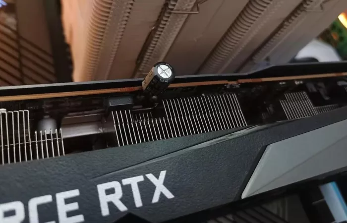 RTX 3070 riparata con un condensatore di recupero: l’ingegnosità di un padre salva la GPU