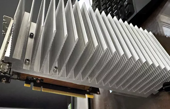 RTX 4060 raffreddata passivamente con un massiccio heatsink in alluminio