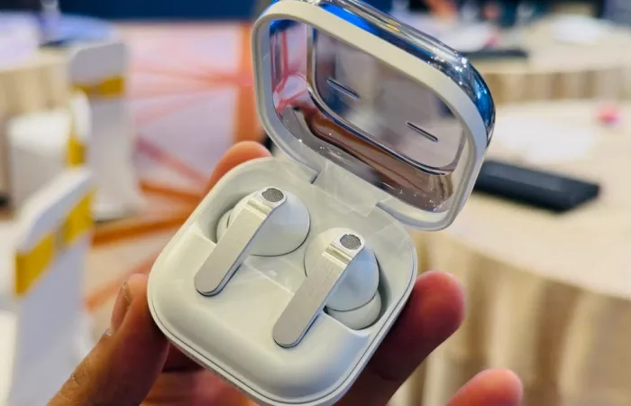 Prime immagini dei Galaxy Buds On: gli auricolari clip-on di Samsung