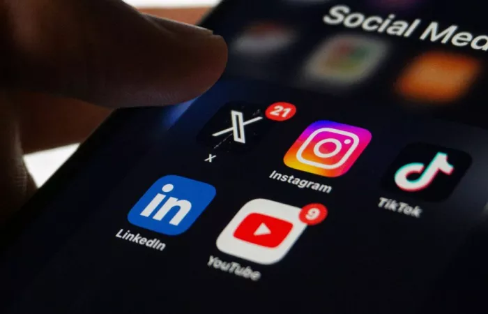 Verso il giro di vite globale sui social media per i minori