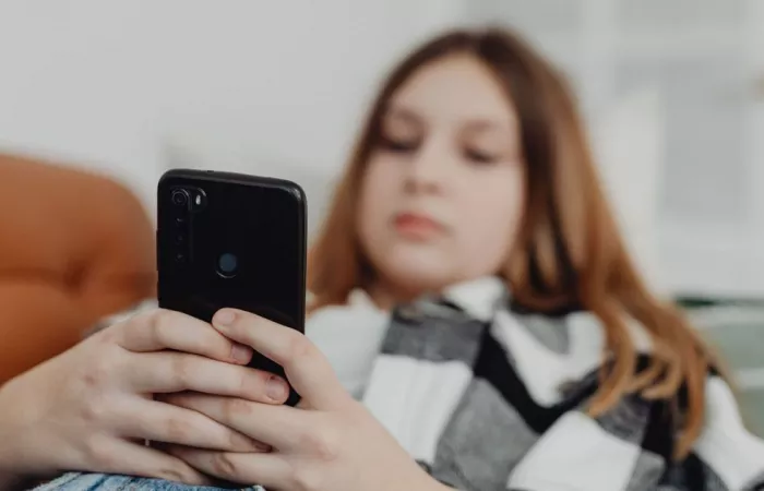 Regno Unito propone un coprifuoco notturno sui social per i teenager