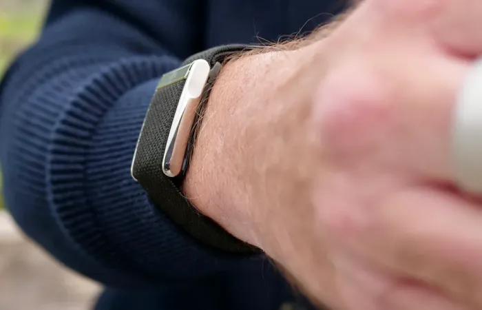Apple valuta un wearable senza schermo per sfidare Whoop e Fitbit