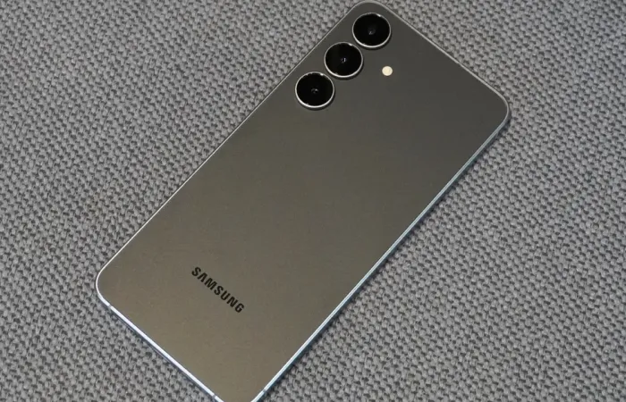Galaxy S26 FE: batteria confermata a 4.900mAh, nessun upgrade sostanziale
