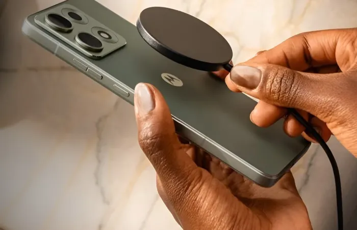 Motorola presenta il nuovo caricatore magnetico Moto Snap per Qi2