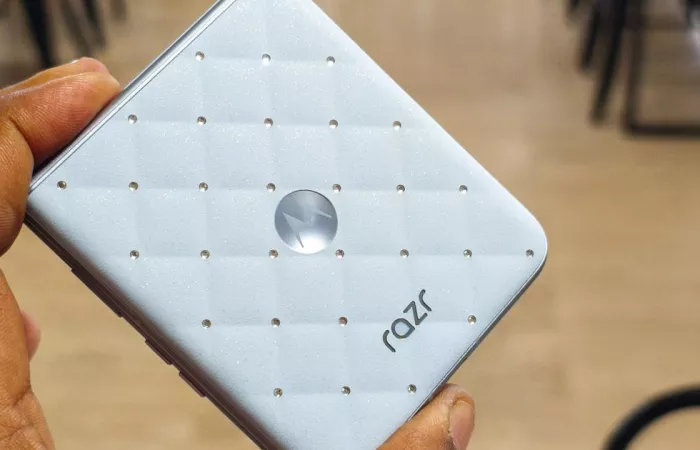 Moto Razr 2026: edizione Swarovski per il pieghevole di fascia accessibile