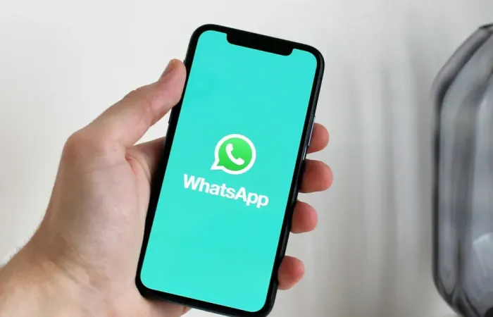 WhatsApp introduce la funzione Scam Alert per segnalare truffe con l'AI