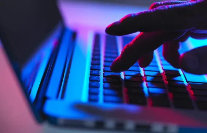 Attacco AI ai sistemi OpenAI: allarme sicurezza per l'industria