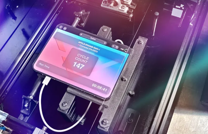 iPhone Duo sottoposto a test di resistenza con il Fold-a-Phone