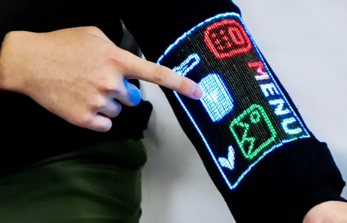 NUS sviluppa il primo touchscreen tessile integrato negli abiti