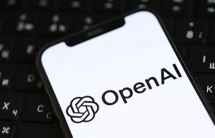 OpenAI accusa un ex dipendente di aver trasferito file riservati ad Apple