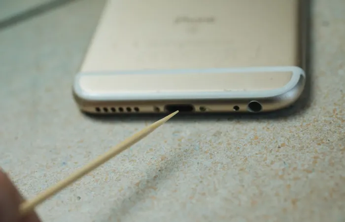Come risolvere facilmente problemi di ricarica pulendo la porta del telefono