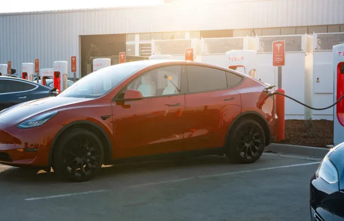 Tesla introduce Emergency Drive Away: fuga d'emergenza senza scollegare il Supercharger