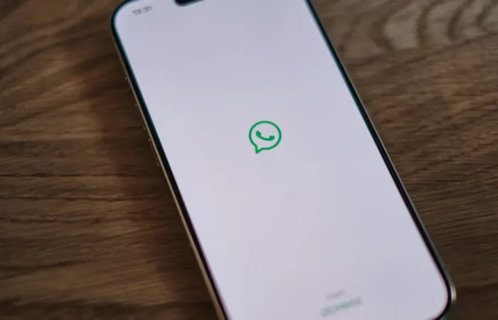 WhatsApp testa i messaggi programmati su iPhone